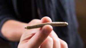 cómo ayudar a mi hijo a dejar de fumar porros - cigarro